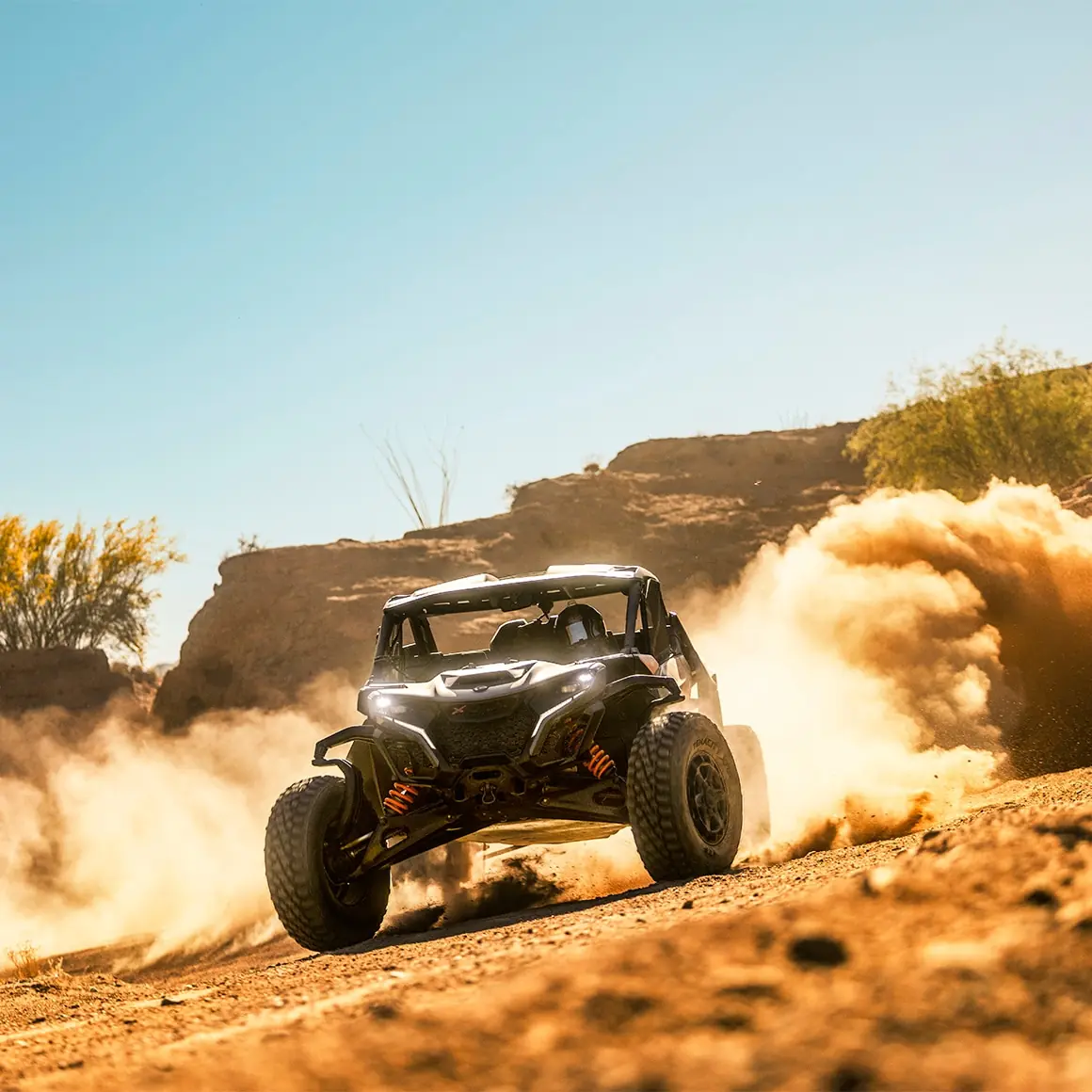 Can-Am side-by-side river upp damm i ökenterräng