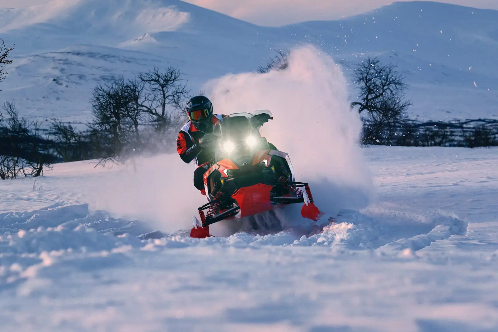 Lynx snöskoter i terrängen