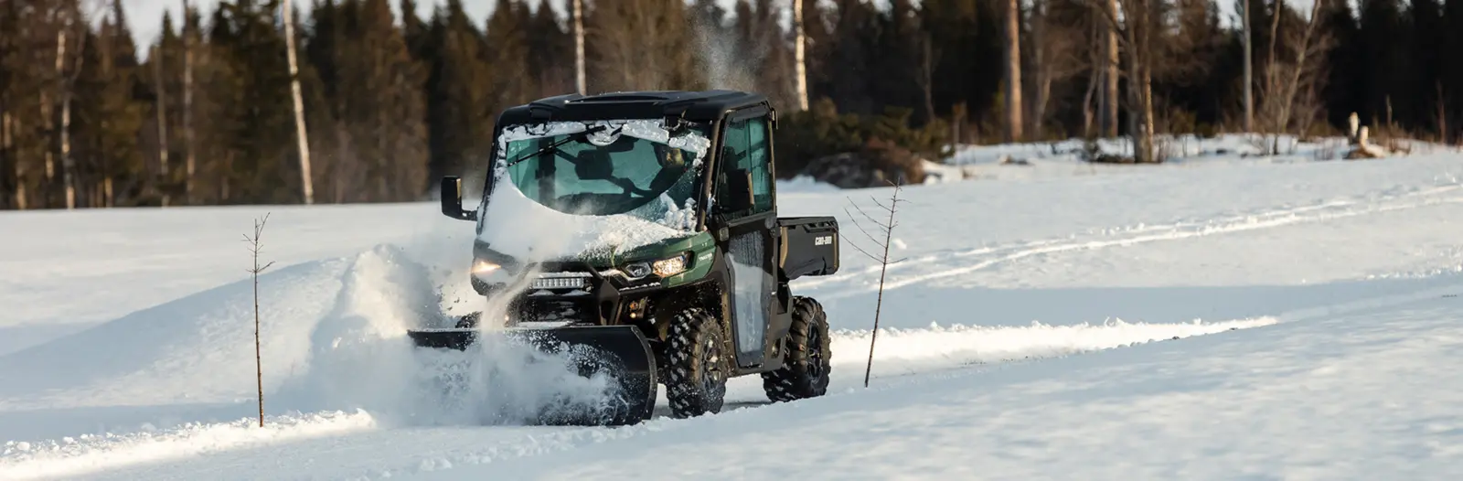 Terrängfordon med hytt plogar snö